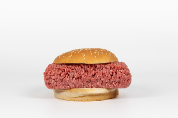 Hamburger mit frischem rohem Hackfleisch