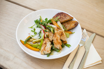 Kurczak grillowany z warzywami, sałatka, pyszny obiad lub lunch. 