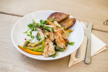 Kurczak grillowany z warzywami, sałatka, pyszny obiad lub lunch.  © insomniafoto