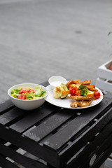 Kurczak grillowany z warzywami, sałatka, pyszny obiad lub lunch. 