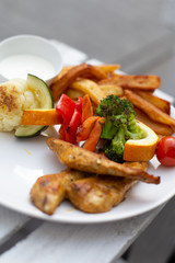 Szaszłyk, grilowany kurczak, warzywa i frytki, smaczny obiad lub lunch.
