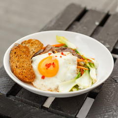 Danie kuchni koreanśkiej bibimbab, wołowina, jajko oraz warzywa. © insomniafoto