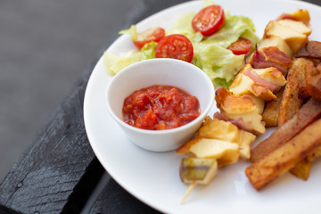 Szaszłyk i frytki oraz sałatka, zdrowy pyszny lunch.