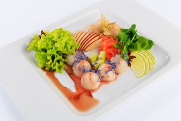 Danie kuchni koreanśkiej bibimbab, wołowina, jajko oraz warzywa. © insomniafoto