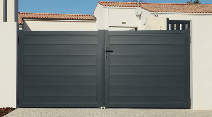 Portail en aluminium d'une maison	