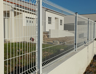 Clôture de panneaux grillagés d'un jardin