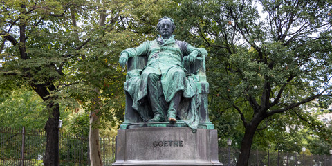 Obraz premium Vienna, Austria - September 1, 2019: Johann Wolfgang von Goethe Statue in Vienna, Austria