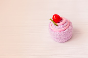 towels of a hotel room in the form of a cake
