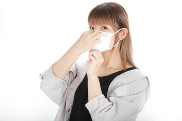 マスクをつける若い女性