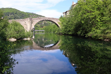 Fototapeta na wymiar Old bridge in Le Vigan, France