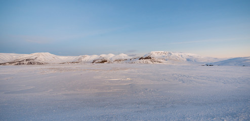 Fototapeta na wymiar Winterlandschaft in Island-Banner mit schneebedeckten Bergen