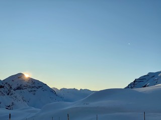  Sankt Moritz (Schweiz) Berglandschaft mit Schnee im Winter bei Blauem Himmel in der Natur mit Felsen mit Sicht auf den Gipfel beim Skifahren mit in den Alpen bei Sonnenuntergang an Weinachten
