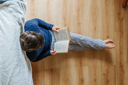 Ni&ntilde;o leyendo en casa habitaci&oacute;n aprendiendo lectura