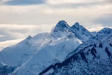 Fototapeta na wymiar Allgäu - berge - Winter - Alpen - Schnee - Wind