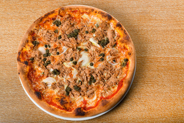 pizza tonno e cipolla: this traditional pizza variety is topped with tomato sauce, mozzarella, tuna