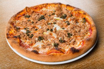 pizza tonno e cipolla: this traditional pizza variety is topped with tomato sauce, mozzarella, tuna