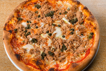 pizza tonno e cipolla: this traditional pizza variety is topped with tomato sauce, mozzarella, tuna