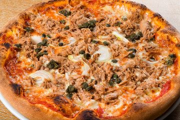 pizza tonno e cipolla: this traditional pizza variety is topped with tomato sauce, mozzarella, tuna