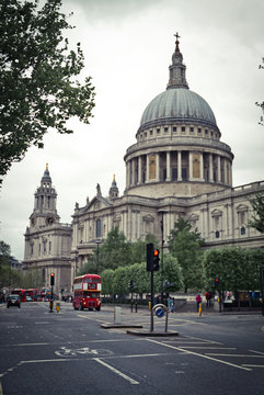Catedral sant Paul y autobus de dos plantas t&iacute;pico. Londres, Inglaterra.