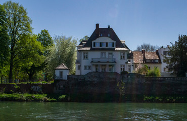 Fototapeta na wymiar Beautiful big house over the river.