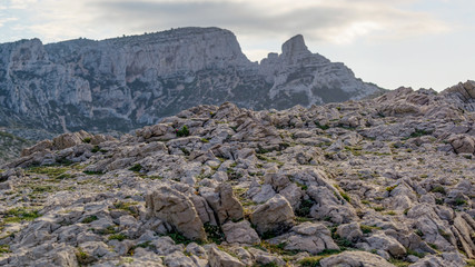 Relief escarp&eacute; de la c&ocirc;te m&eacute;diterran&eacute;enne aux alentours de Marseille en France
