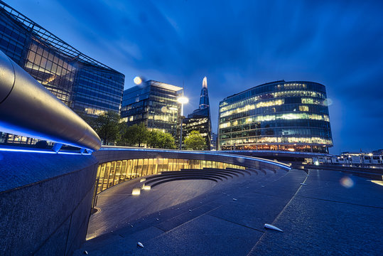 Anfiteatro situado junto a la orilla del r&iacute;o T&aacute;mesis. Edificios de oficina, Londres. Inglaterra.