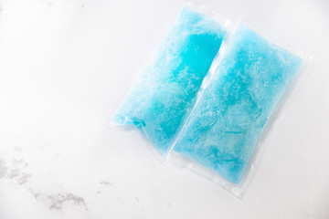 食品や体を冷やす保冷剤・アイスパックが2つ。