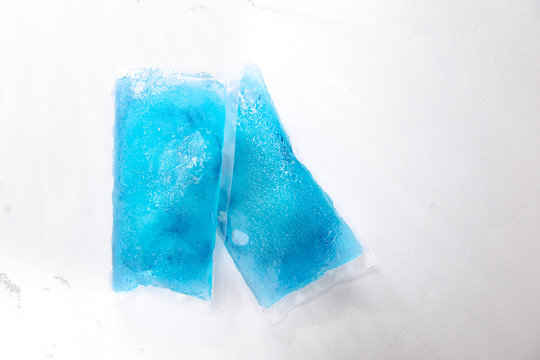 食品や体を冷やす保冷剤・アイスパックが2つ。