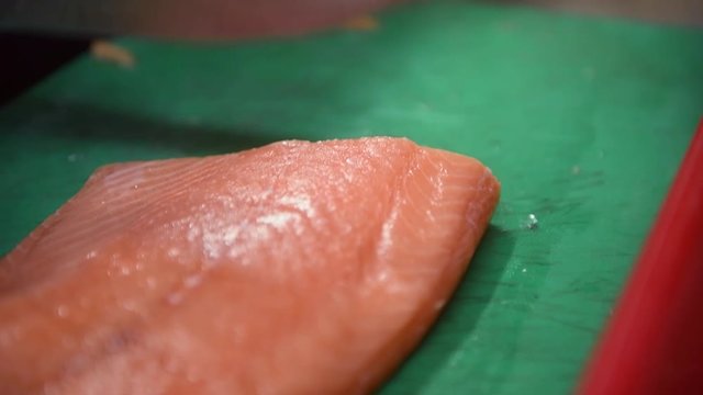 Un chef cuisinier pr&eacute;pare un tartare de saumon