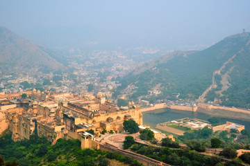 Obraz premium Indian travel famous tourist landmark - view of Amer (Amber) fort and Maota lake from Jaigarh Fort. Jaipur, Rajasthan, India