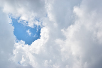 Obraz premium A large cloud covering the sky. 