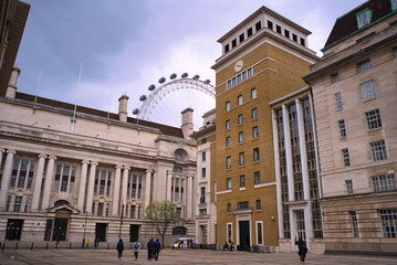 Londres, Reino Unido. Vista de ángulo bajo del London Eye y County Hall desde Forum Magnum Square...