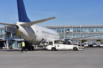 Flugzeug am Flughafen beim Boarding - Luftverkehr Transport // Aircraft at the airport at boarding