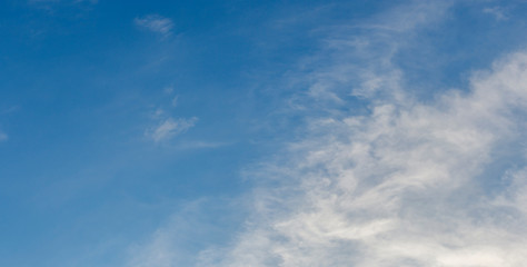 Flauschige Wolkenformationen in tropischer Zone