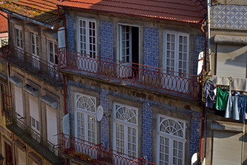 Obraz premium Porto, Portugal - August 17, 2015: Cityscape of Porto. Focus on old buildings with azujelos on facade. 