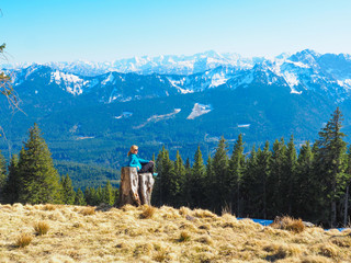 Frau auf dem Gipfel in den Ammergauer Alpen (Bayern)