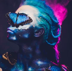 Fotobehang Mooie vrouw met blauw haar en vlinder © Nejron Photo