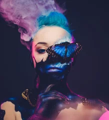 Foto op Plexiglas Mooie vrouw met blauw haar en vlinder © Nejron Photo
