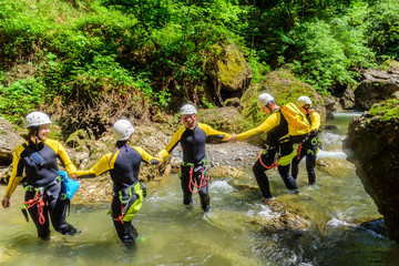 Obraz premium Gemeinsam im Team bewegt man sich unfallfrei im glitschigen Canyon