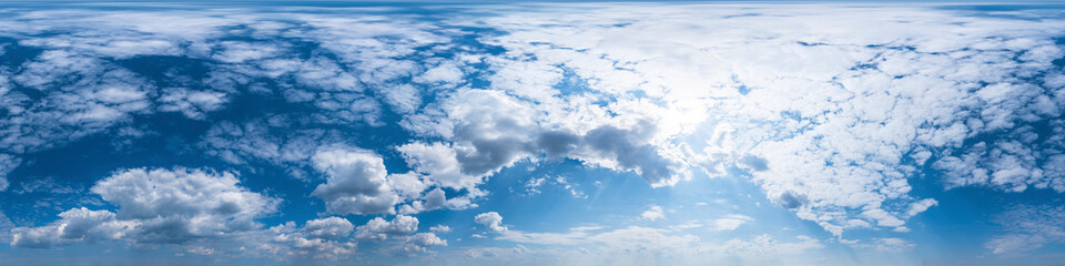 Nahtloses Panorama mit blau-weißem Himmel 360-Grad-Ansicht mit schönen Cumulus-Wolken zur Verwendung in 3D-Grafiken als Himmelskuppel oder zur Nachbearbeitung von Drohnenaufnahmen