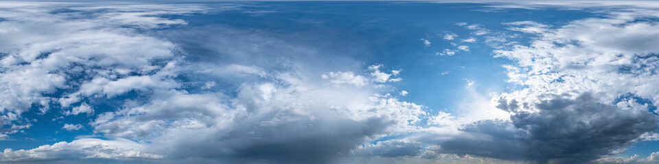Nahtloses Himmel-Panorama als 360-Grad-Ansicht mit drohenden Wolkenformationen zur Verwendung in 3D-Grafiken als Himmelskuppel oder zur Nachbearbeitung von Drohnenaufnahmen