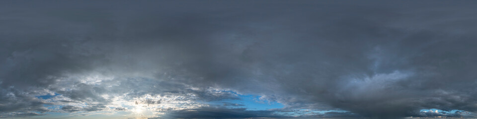 Nahtloses Himmel-Panorama als 360-Grad-Ansicht mit dunklen Regenwolken zur Verwendung in...