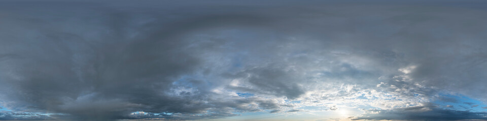 Nahtloses Himmel-Panorama als 360-Grad-Ansicht mit dunklen Regenwolken zur Verwendung in 3D-Grafiken als Himmelskuppel oder zur Nachbearbeitung von Drohnenaufnahmen