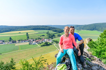 Fototapeta premium Gutgelauntes Paar genießt die herrliche Aussicht beim Wandern