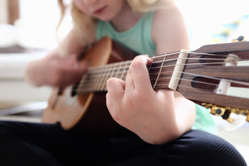 Fototapeta premium Mädchen beim Gitarre spielen