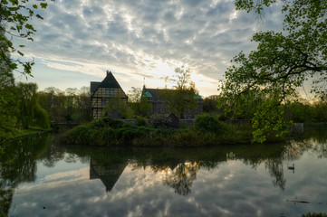 Fototapeta na wymiar Sonnenaufgang über einem Wasserschloss in Gladbeck