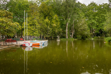 Obraz premium D. Carlos park, with the lake and old thermal waters treatment buildings