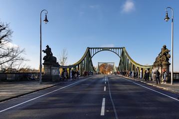 Fototapeta na wymiar Glienicker Brücke in Potsdam-menschenleer