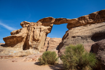 Fototapeta premium Arco nella roccia nel deserto Wadi Rum, in Giordania
