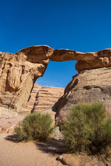 Obraz premium Arco nella roccia nel deserto Wadi Rum, in Giordania